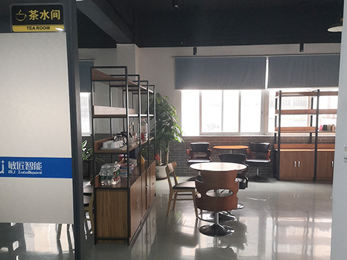 公司一侧